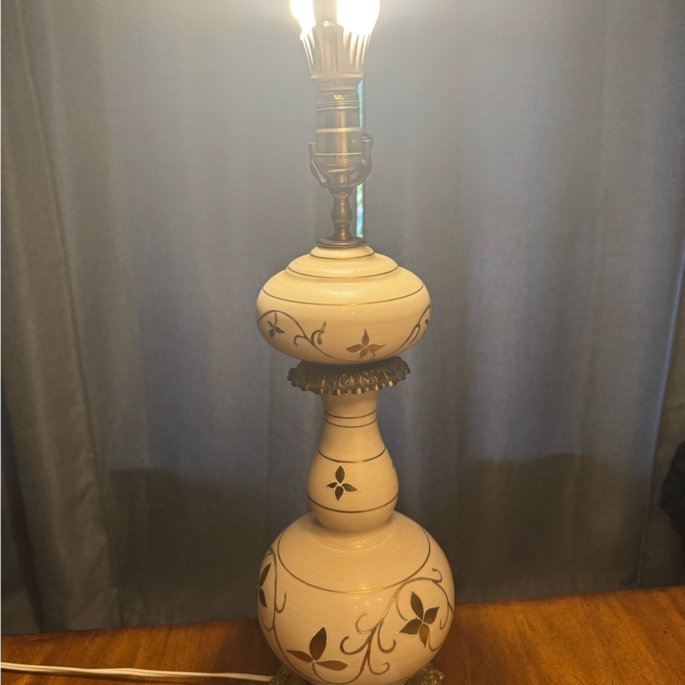 Vintage-Inspired Cream Table Lamp with Floral Accents